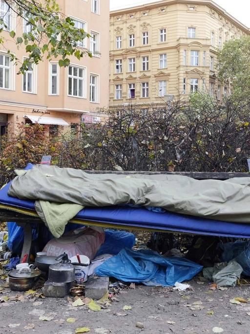 Obdachlose haben sich in Berlin, Prenzlauer Berg, eine Schlafstatt eingerichtet.