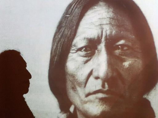 Der Urenkel des legendären Indianer-Häuptlings Sitting Bull, Ernie LaPointe, stellt sich am Freitag (12.12.2008) zur Eröffnung der neuen Sonderausstellung im Überseemuseum Bremen "Sitting Bull und seine Welt".
