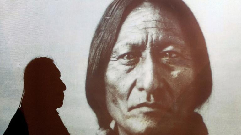 Der Urenkel des legendären Indianer-Häuptlings Sitting Bull, Ernie LaPointe, stellt sich am Freitag (12.12.2008) zur Eröffnung der neuen Sonderausstellung im Überseemuseum Bremen "Sitting Bull und seine Welt". Der Urenkel des legendären Indianer-Häuptlings Sitting Bull, Ernie LaPointe, stellt sich am Freitag (12.12.2008) zur Eröffnung der neuen Sonderausstellung im Überseemuseum Bremen "Sitting Bull und seine Welt".