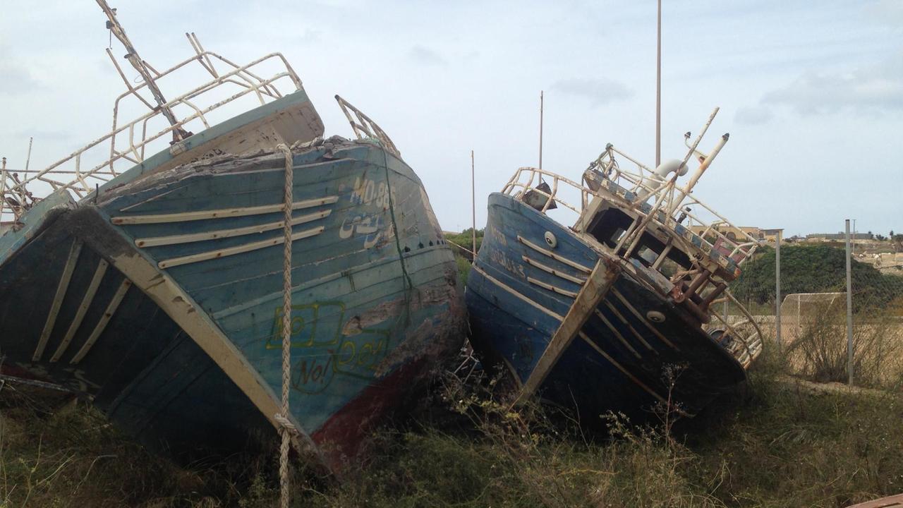Bootsfriedhof: Mit altersschwachen Schiffen wagen Flüchtlinge die Fahrt über das Mittelmeer Bootsfriedhof: Mit altersschwachen Schiffen wagen Flüchtlinge die Fahrt über das Mittelmeer