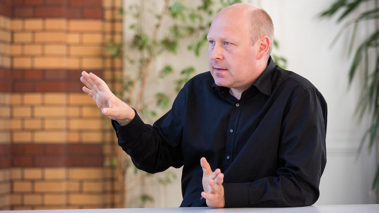 Dr. Fred Hattermann vom Potsdam Institut für Klimafolgenforschung gestikuliert in einem Interview. Dr. Fred Hattermann vom Potsdam Institut für Klimafolgenforschung gestikuliert in einem Interview.