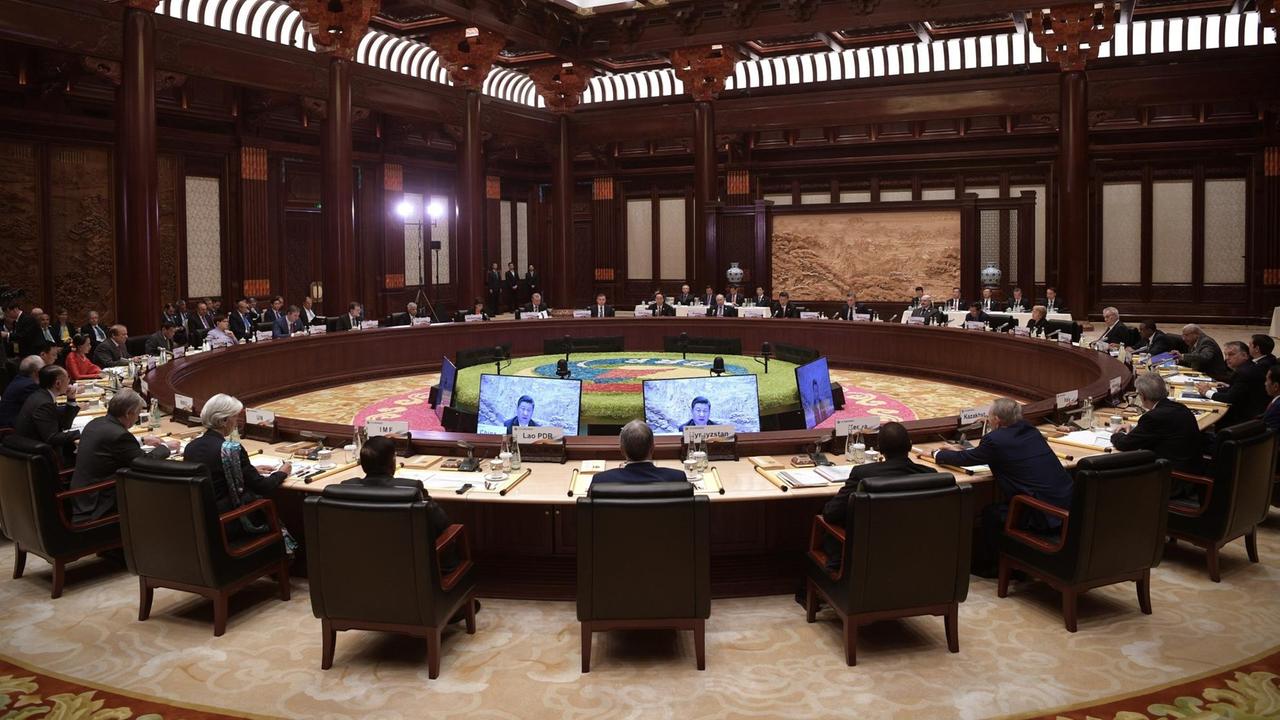 Staats- und Regierungschefs sowie Delegierte der Gipfelkonferenz zur «Neuen Seidenstraße» nehmen am 15.05.2017 in Peking (China) an einer Sitzung teil. Staats- und Regierungschefs sowie Delegierte der Gipfelkonferenz zur «Neuen Seidenstraße» nehmen am 15.05.2017 in Peking (China) an einer Sitzung teil.