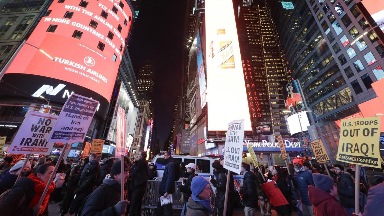 Protest gegen einen möglichen Krieg der USA gegen den Iran am 8. Januar in New York. Menschen mit Plakaten und Schildern demonstrieren auf dem Time Square.