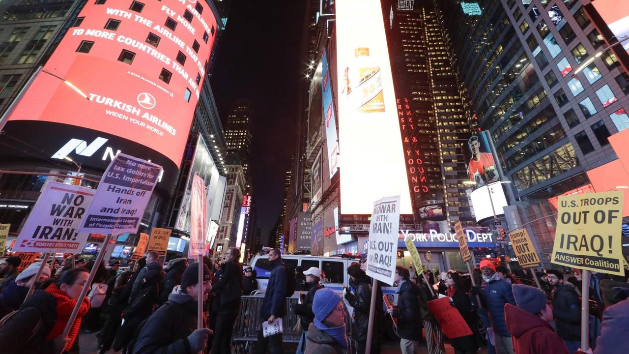 Protest gegen einen möglichen Krieg der USA gegen den Iran am 8. Januar in New York. Menschen mit Plakaten und Schildern demonstrieren auf dem Time Square. Protest gegen einen möglichen Krieg der USA gegen den Iran am 8. Januar in New York. Menschen mit Plakaten und Schildern demonstrieren auf dem Time Square.