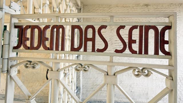 Das Lagertor mit der Inschrift "Jedem das Seine" in der KZ-Gedenkstätte Buchenwald, aufgenommen am 30.08.2017 bei Weimar