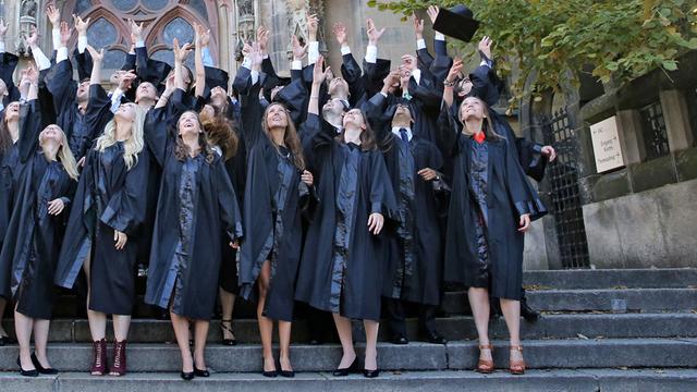 Absolventinnen und Absolventen der betriebswissenschaftlichen HHL Leipzig Graduate School of Management werfen ihre Doktorhüte in die Luft