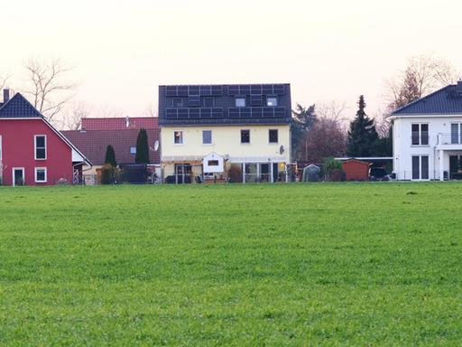 19.12.2020, Grossbeeren in Brandenburg. Neue Einfamilienhaeuser stehen an einer gruenen Wiese in Feldrandlage bei Grossbeeren. Foto: Wolfram Steinberg/dpa