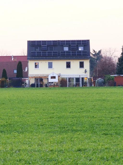 19.12.2020, Grossbeeren in Brandenburg. Neue Einfamilienhaeuser stehen an einer gruenen Wiese in Feldrandlage bei Grossbeeren. Foto: Wolfram Steinberg/dpa