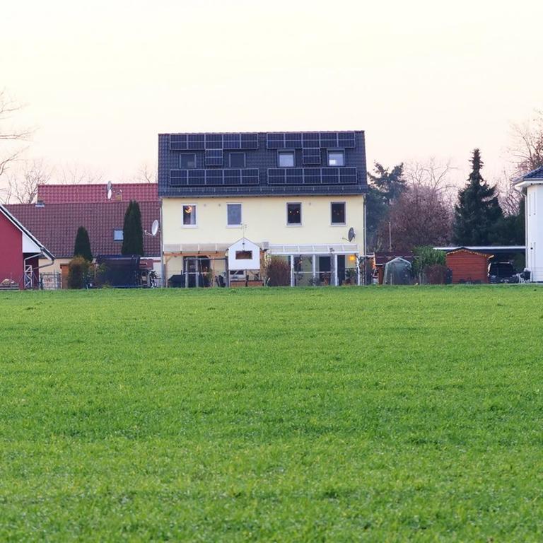 19.12.2020, Grossbeeren in Brandenburg. Neue Einfamilienhaeuser stehen an einer gruenen Wiese in Feldrandlage bei Grossbeeren. Foto: Wolfram Steinberg/dpa