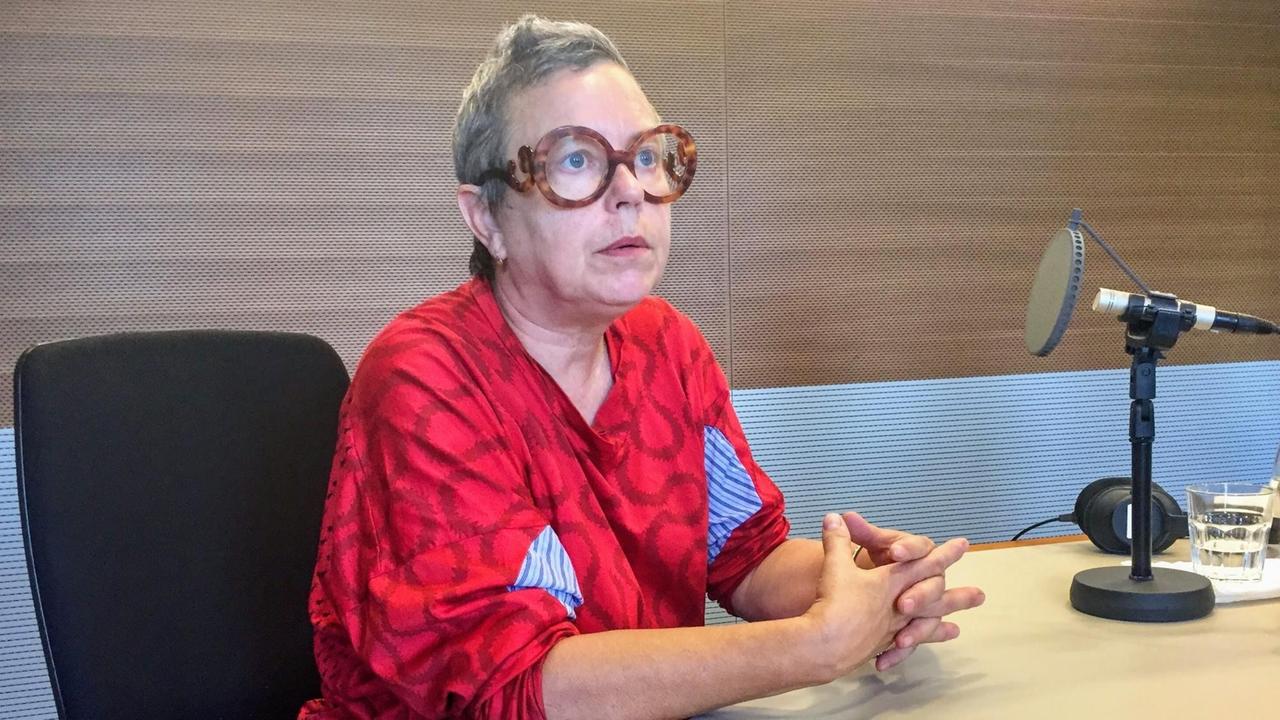 Der Gesprächsgast Martina Glomb sitzt im Studio des Deutschlandfunks in Berlin. Auf dem Tisch steht ein Radiomikrofon. Der Gesprächsgast Martina Glomb sitzt im Studio des Deutschlandfunks in Berlin. Auf dem Tisch steht ein Radiomikrofon.