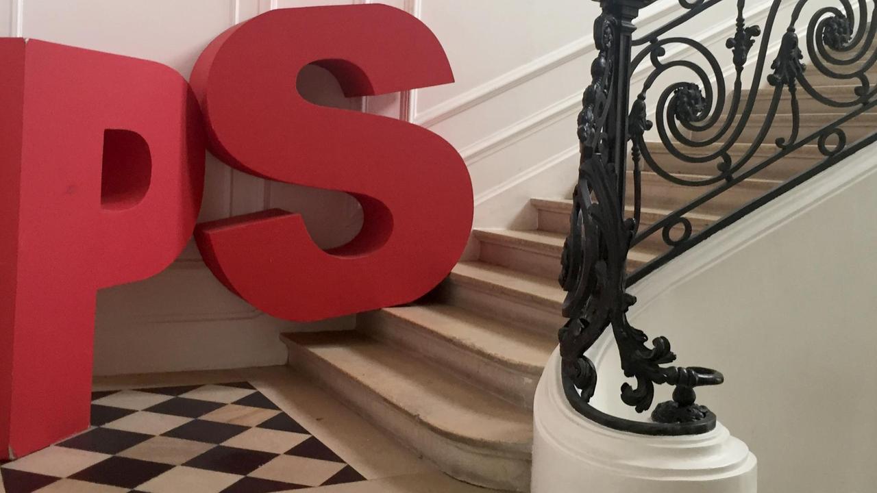 Die roten Buchstaben P und S stehen im Treppenhaus des verkauften PS-Hauptsitzes in der Rue de Solferino in Paris Die roten Buchstaben P und S stehen im Treppenhaus des verkauften PS-Hauptsitzes in der Rue de Solferino in Paris