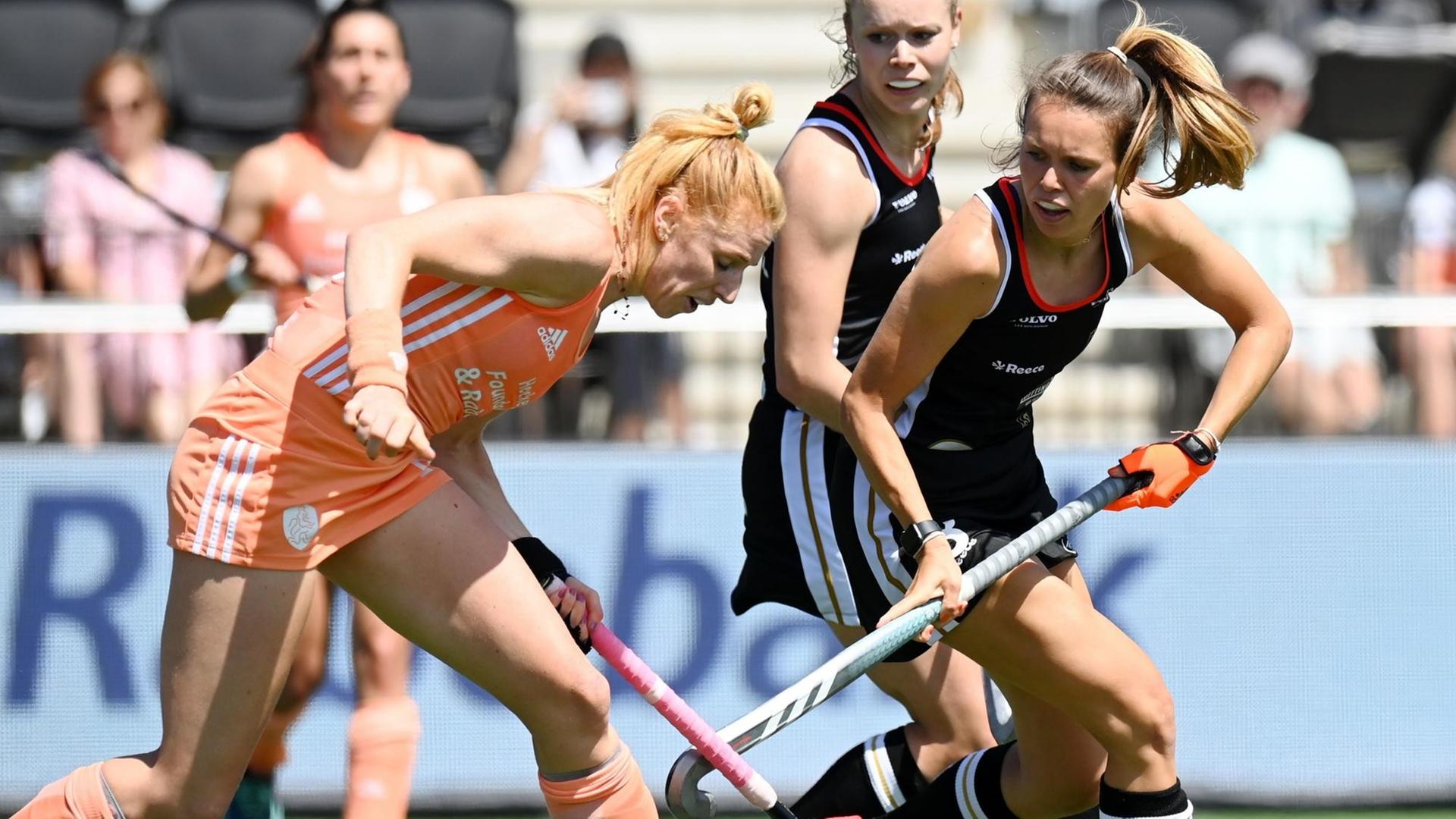 Hockey, Frauen-EM-Finale: Die Niederländerin Margot van Geffen (l-r) und die Deutschen Lena Micheel und Anne Schöder in Aktion. Hockey, Frauen-EM-Finale: Die Niederländerin Margot van Geffen (l-r) und die Deutschen Lena Micheel und Anne Schöder in Aktion.