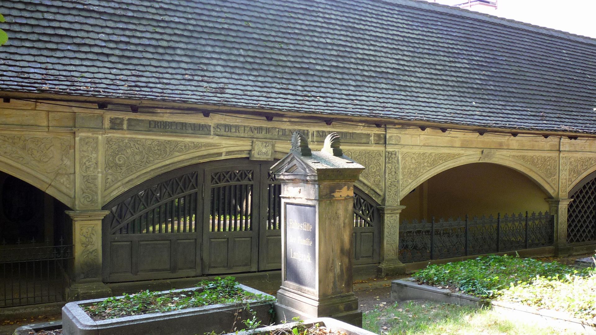 Die 94 Schwibbögen haben einst den Ruf des Stadtgottesackers als Meisterwerk der Renaissance nördlich der Alpen begründet. Die 94 Schwibbögen haben einst den Ruf des Stadtgottesackers als Meisterwerk der Renaissance nördlich der Alpen begründet.