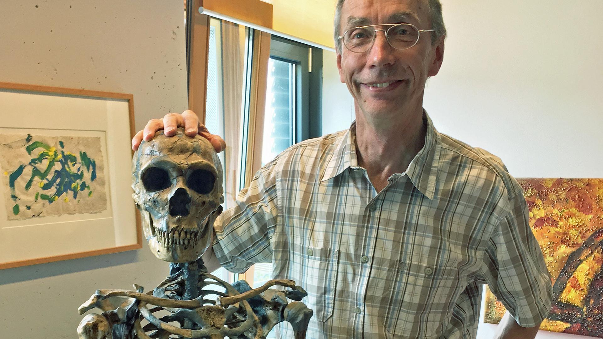 Pionier der Paläogenetik: der schwedische Wissenschaftler Svante Pääbo mit der Kopie eines Neandertalerskeletts in seinem Büro am MPI für Evolutionäre Anthropologie, Leipzig