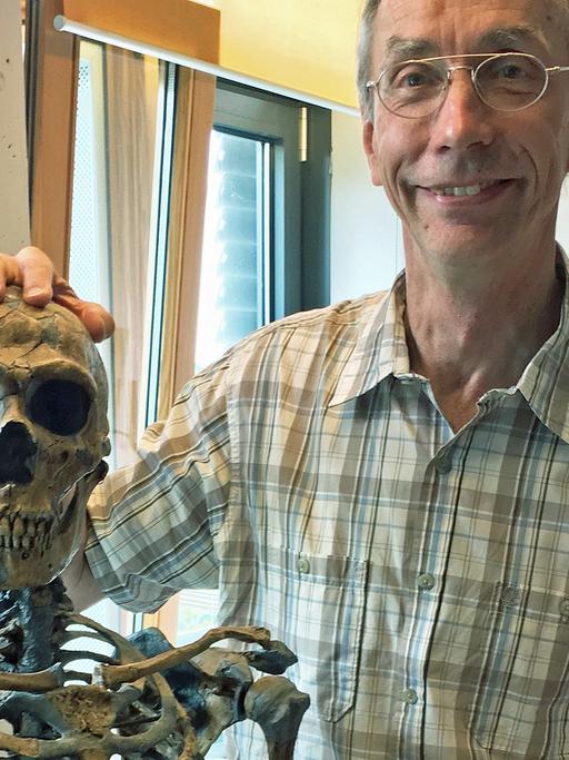 Pionier der Paläogenetik: der schwedische Wissenschaftler Svante Pääbo mit der Kopie eines Neandertalerskeletts in seinem Büro am MPI für Evolutionäre Anthropologie, Leipzig