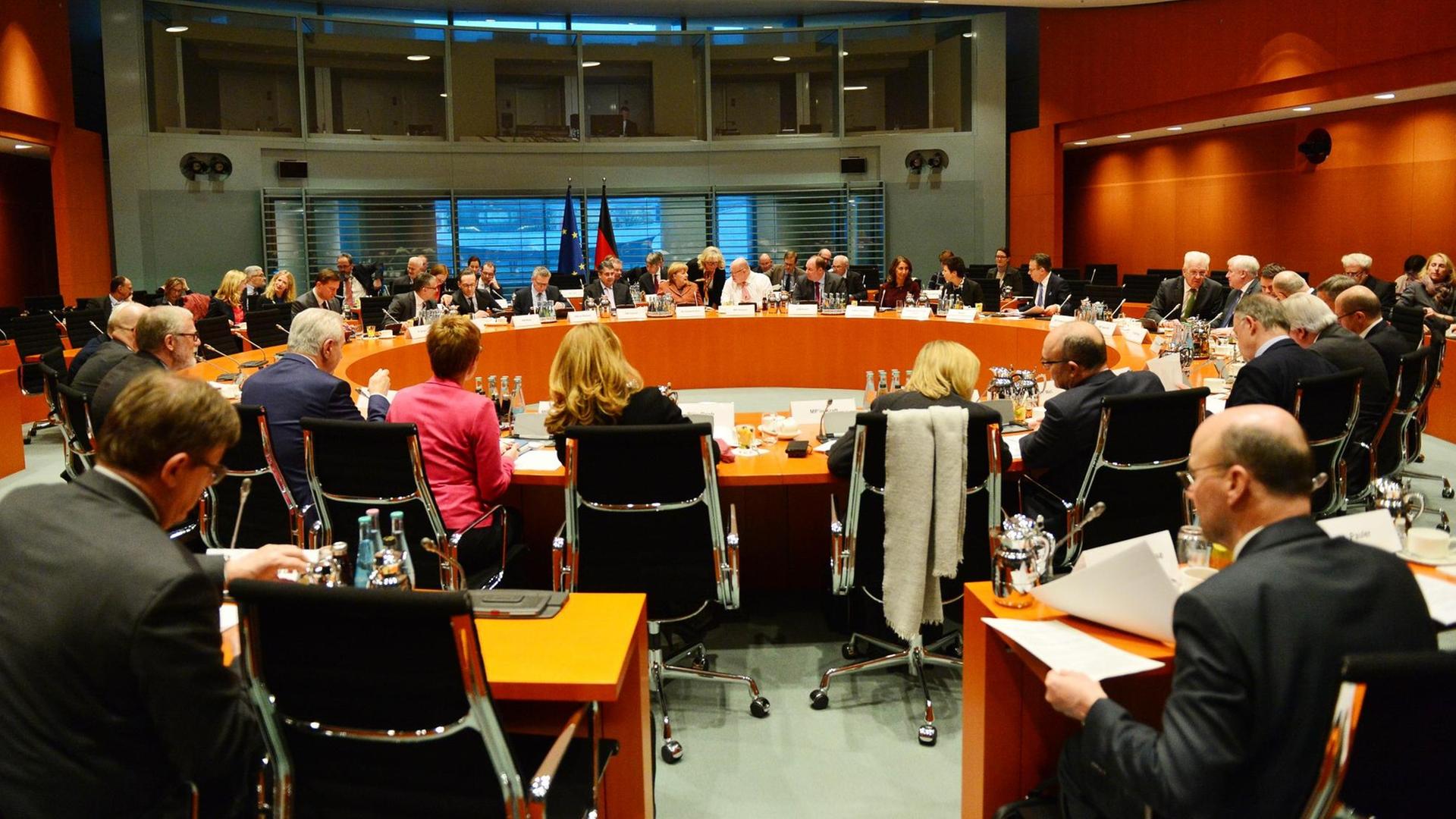 Die Ministerpräsidenten der Länder und die Bundesregierung treffen sich am 09.02.2017 in Berlin im Kanzleramt. Foto: Maurizio Gambarini/dpa | Verwendung weltweit Die Ministerpräsidenten der Länder und die Bundesregierung treffen sich am 09.02.2017 in Berlin im Kanzleramt. Foto: Maurizio Gambarini/dpa | Verwendung weltweit