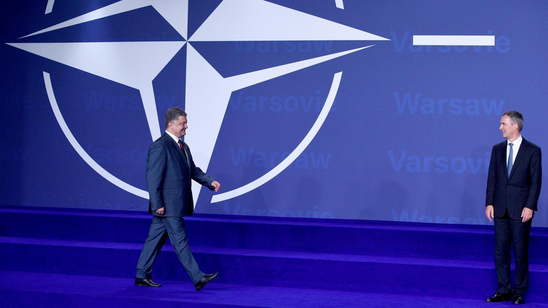 Nato-Generalsekretär Jens Stoltenberg begrüßt den Staatspräsidenten der Ukraine, Petro Poroschenko, in Warschau