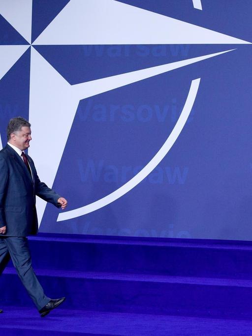 Nato-Generalsekretär Jens Stoltenberg begrüßt den Staatspräsidenten der Ukraine, Petro Poroschenko, in Warschau