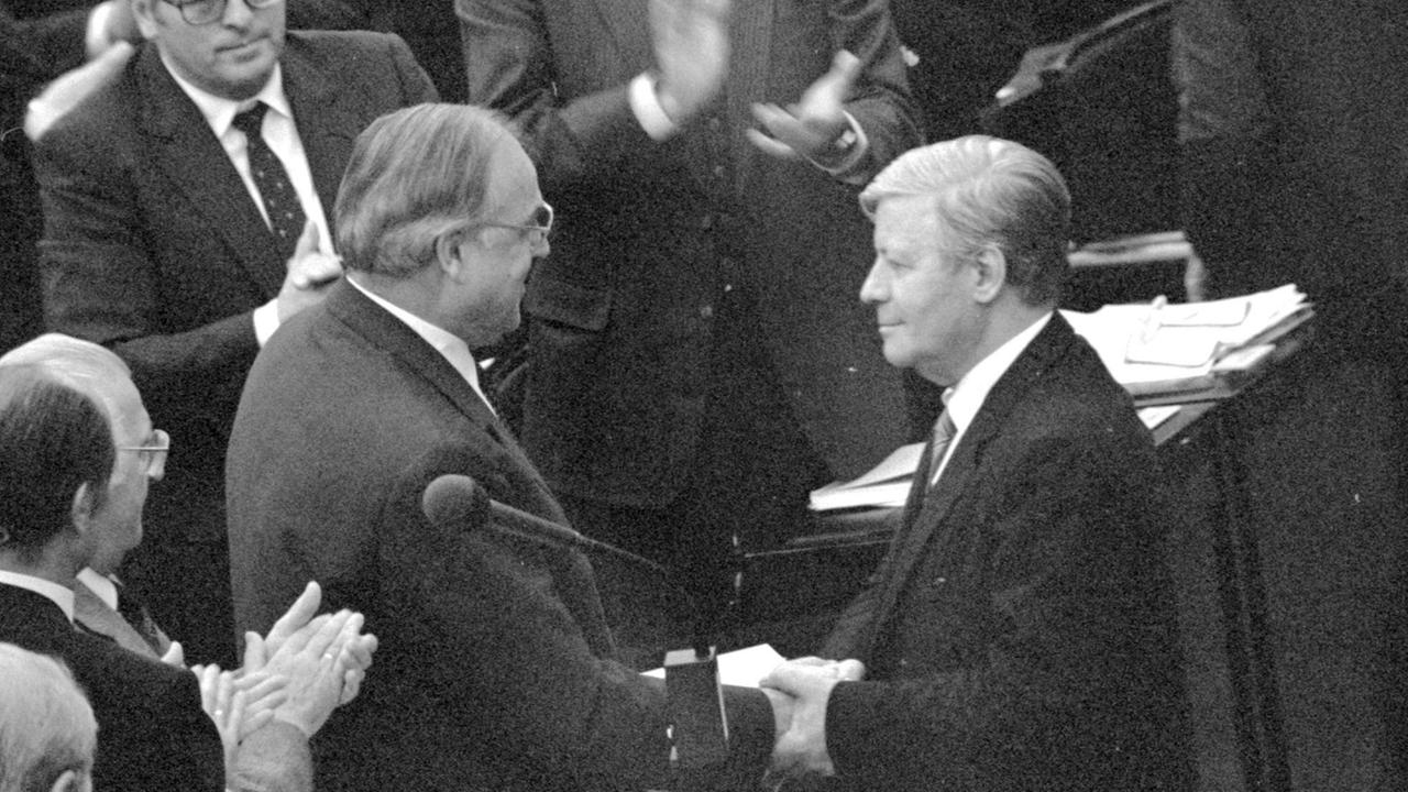 1.10.1982: Bundeskanzler Helmut Schmidt, SPD, gratuliert dem CDU-Fraktionsvorsitzenden Helmut Kohl nach dem gewonnenen Misstrauensvotum im Plenum des Deutschen Bundestags