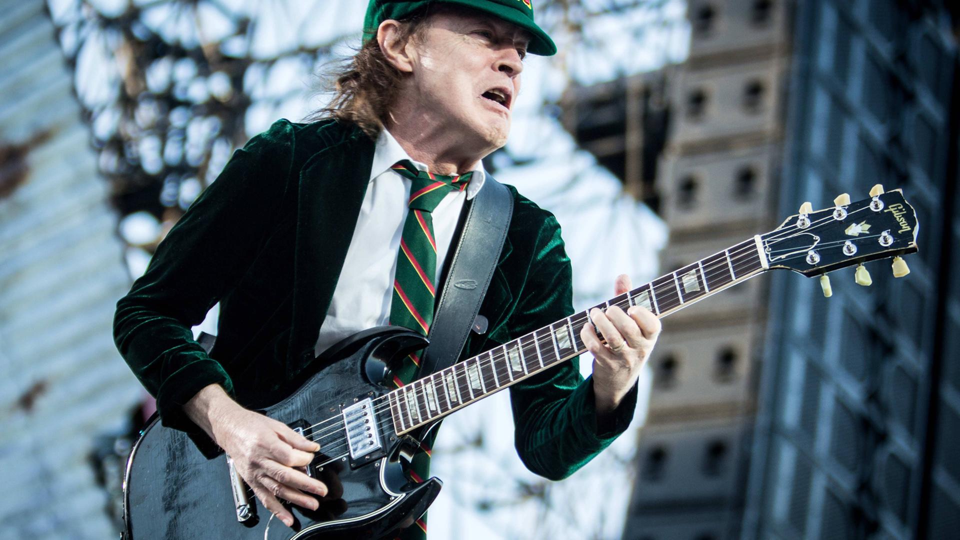 Gitarrist Angus Young während eines AC/DC-Konzerts