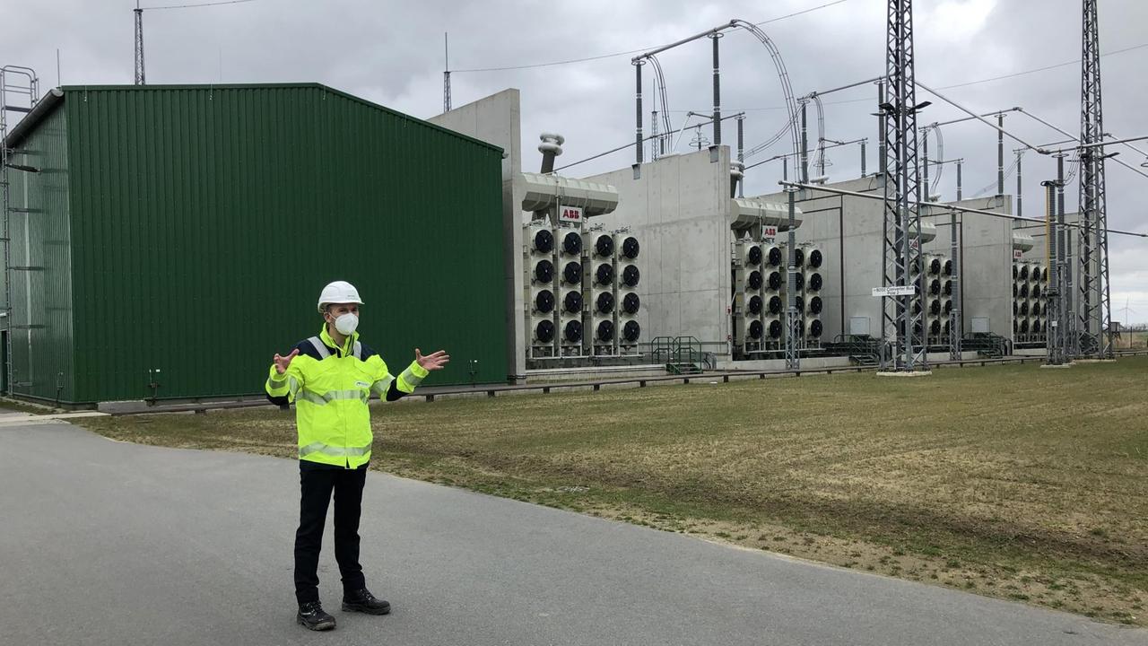 Das Bild zeigt das grüne Konvertergebäude der Nordlink Projekts. Das Bild zeigt das grüne Konvertergebäude der Nordlink Projekts.