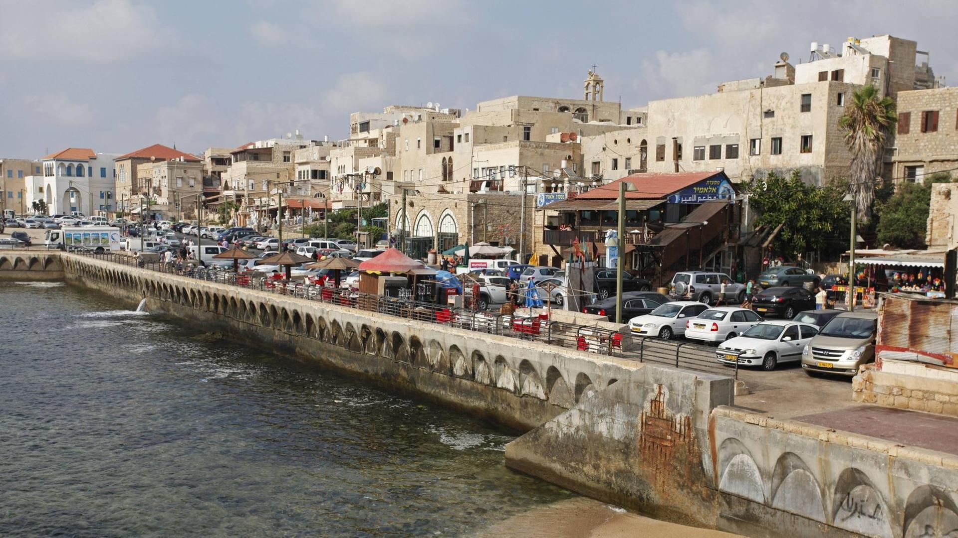 Blick auf die Altstadt von Akko am Ufer des Mittelmeers in Israel Blick auf die Altstadt von Akko am Ufer des Mittelmeers in Israel