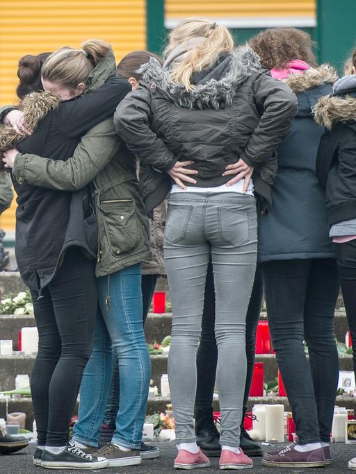Schüler stehen in Haltern am See (Nordrhein-Westfalen) vor dem Joseph-König-Gymnasium. Beim Absturz einer Germanwings-Maschine in Frankreich sind auch 16 Schüler und 2 Lehrer von der Schule verunglückt.