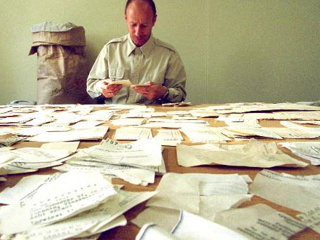 Ernst Schröedinger versucht zerstörte Stasi-Akten wieder zusammen zu setzen