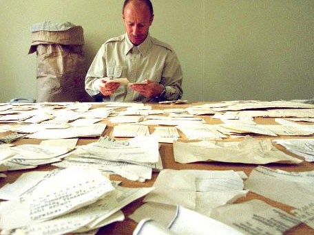 Ernst Schröedinger versucht zerstörte Stasi-Akten wieder zusammen zu setzen Ernst Schröedinger versucht zerstörte Stasi-Akten wieder zusammen zu setzen