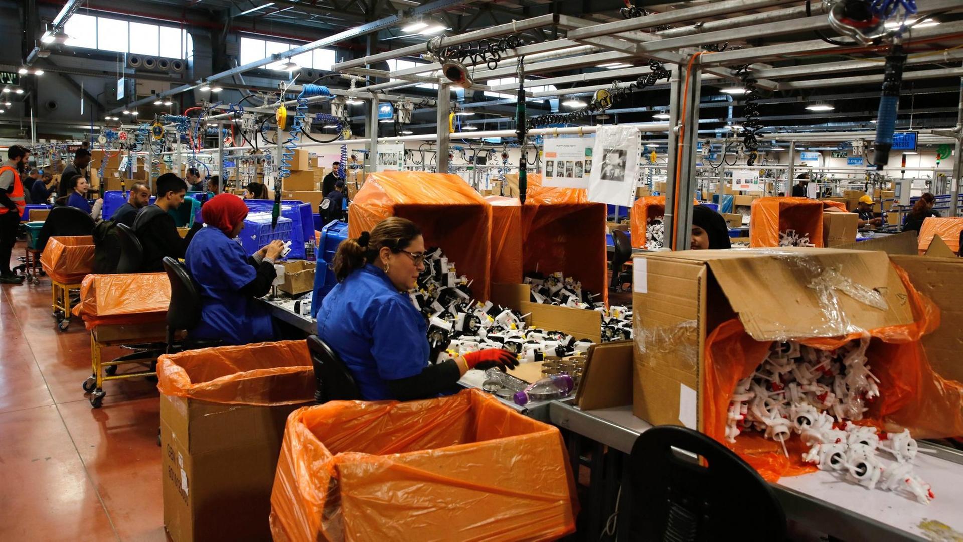 Israelische und palästinensische Mitarbeiter arbeiten am 18. Februar 2019 in der Fabrik von SodaStream, einem israelischen Hersteller von Kohlensäureprodukten, in der Beduinenstadt Rahat in der Wüste Negev.