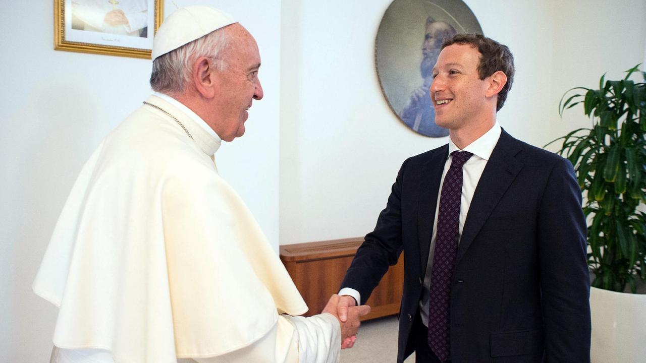 Papst Franziskus begrüßt den Facebook-Gründer Zuckerberg.