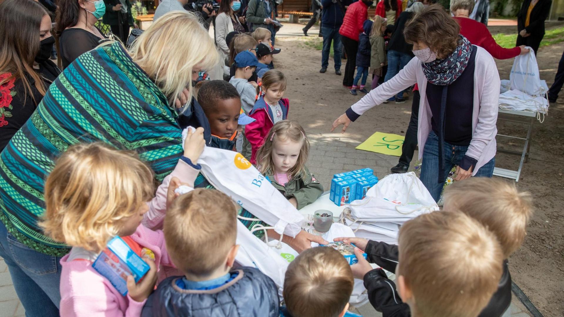 Erzieherinnen und Kinder in einer Kindertagesstätte in Nürnberg (Bayern). Die Erwachsenen tragen Mund-Nasen-Masken. Erzieherinnen und Kinder in einer Kindertagesstätte in Nürnberg (Bayern). Die Erwachsenen tragen Mund-Nasen-Masken.