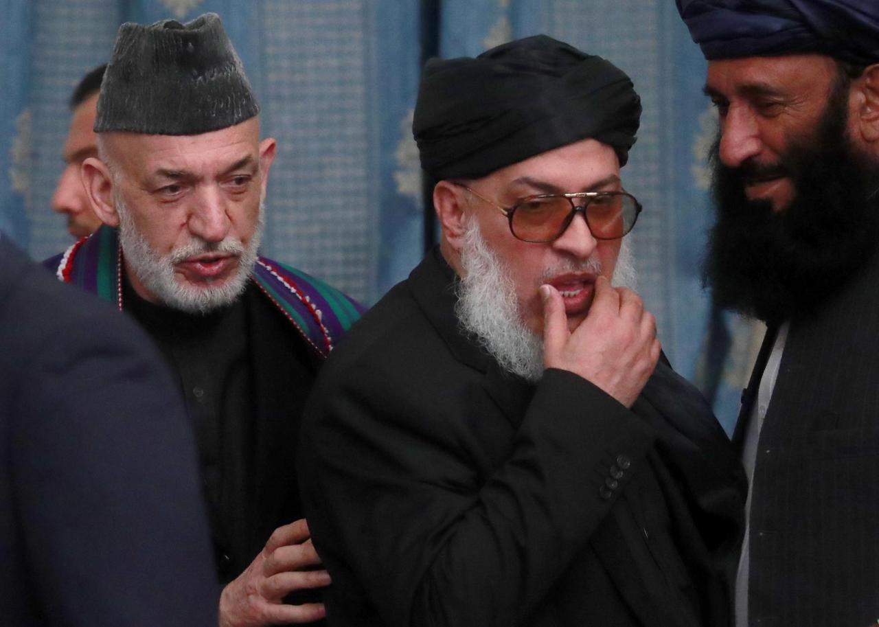 Afghanistans ehemaliger Präsiden Hamid Karzai (l) und der politische Chef der Talibanand the political chief of the Taliban (Sher Mohammad Abbas Stanikzai) besuchten im Februar 2019 ein intra-afghanisches Meeting in Moskaus President Hotel. an intra-Afghan meeting at Moscow's President Hotel. 