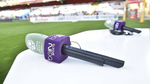 Ein Mikrofon von beIN Sports im Stadion von RC Lens in Frankreich.