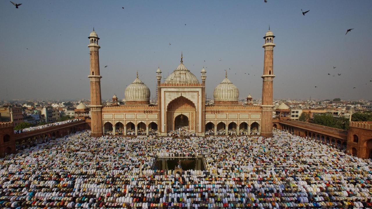 Tausende indische Muslime beten am frühen Morgenlicht vor einem Gotteshau in Neu-Delhi. Tausende indische Muslime beten am frühen Morgenlicht vor einem Gotteshau in Neu-Delhi.