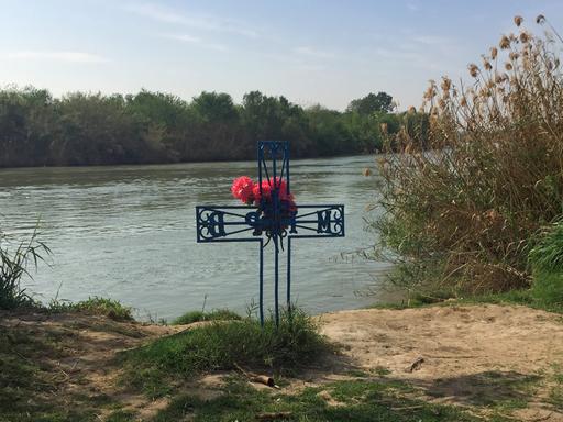 Am Rio Bravo: Gedenkkreuz für einen beim Fluchtversuch Ertrunkenen