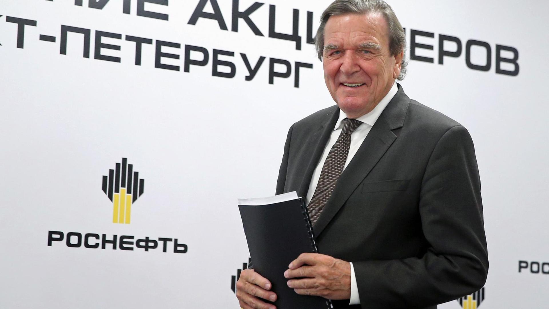 Altkanzler Gerhard Schröder bei einem Meeting des russischen Staatskonzerns Rosneft, in dessen Aufsichtsrat er jetzt sitzt Altkanzler Gerhard Schröder bei einem Meeting des russischen Staatskonzerns Rosneft, in dessen Aufsichtsrat er jetzt sitzt