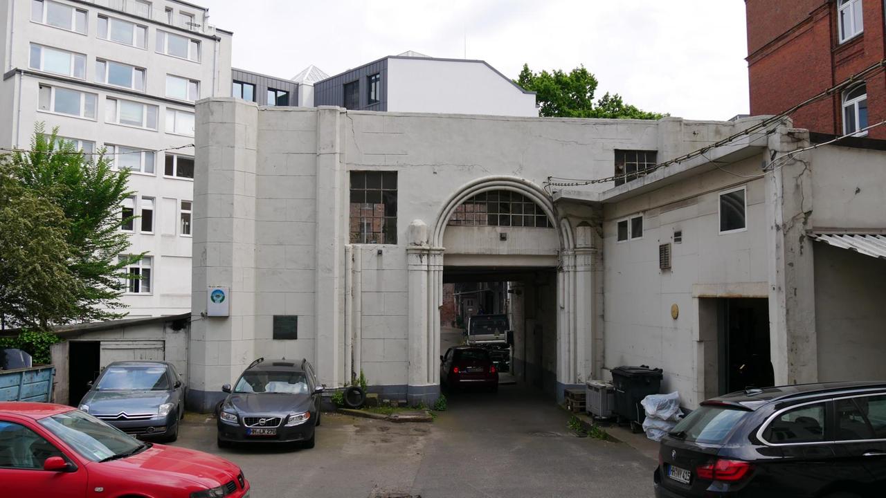 Von der Fassade des ehemaligen Tempels in der Hamburger Poolstraße ist nicht mehr viel übrig. Von der Fassade des ehemaligen Tempels in der Hamburger Poolstraße ist nicht mehr viel übrig.
