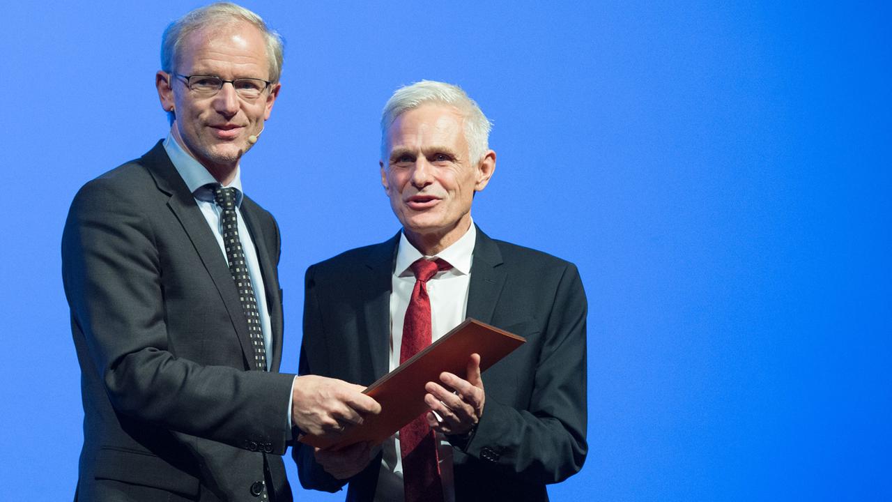 Akademie-Präsident Heinrich Detering (links) zeichnet Rainald Goetz mit dem Büchnerpreis 2015 aus. Akademie-Präsident Heinrich Detering (links) zeichnet Rainald Goetz mit dem Büchnerpreis 2015 aus.