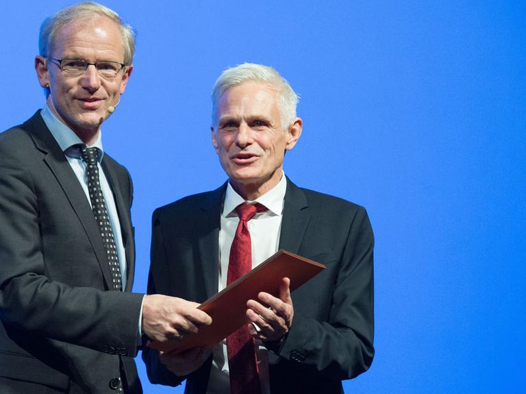 Akademie-Präsident Heinrich Detering (links) zeichnet Rainald Goetz mit dem Büchnerpreis 2015 aus.