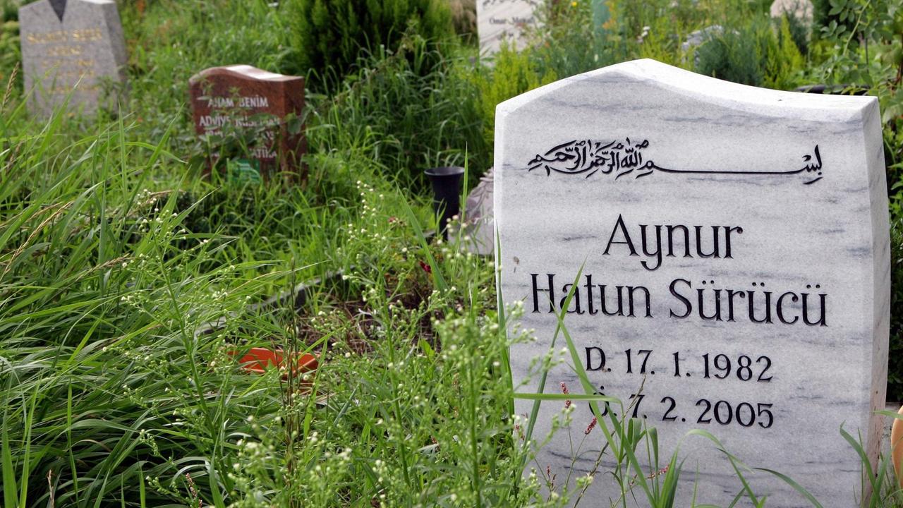 Grabstein von Hatün Sürücü mit Geburtsdatum 17.1.1982 und Todestag 7.2.2005. Grabstein von Hatün Sürücü mit Geburtsdatum 17.1.1982 und Todestag 7.2.2005.