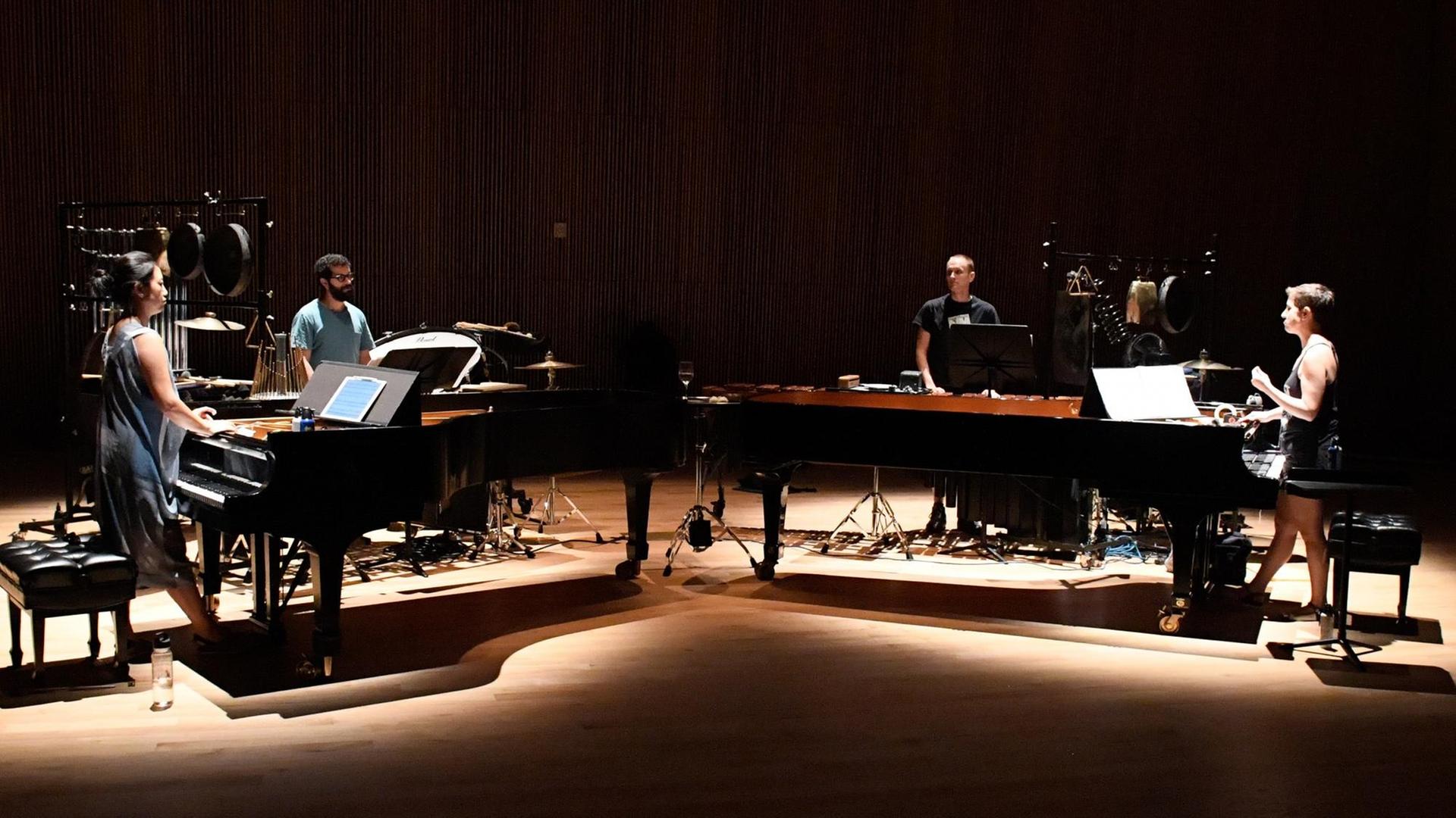 Das Ensemble Yarn/Wire, bestehend aus zwei Schlagzeugern und zwei Pianistinnen, auf der Bühne beim New Yorker Festival Time:Spans Das Ensemble Yarn/Wire, bestehend aus zwei Schlagzeugern und zwei Pianistinnen, auf der Bühne beim New Yorker Festival Time:Spans