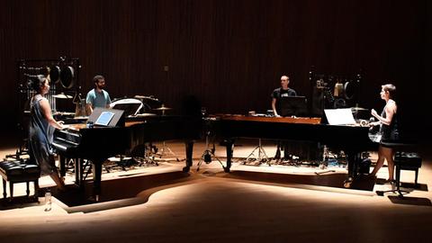 Das Ensemble Yarn/Wire, bestehend aus zwei Schlagzeugern und zwei Pianistinnen, auf der Bühne beim New Yorker Festival Time:Spans