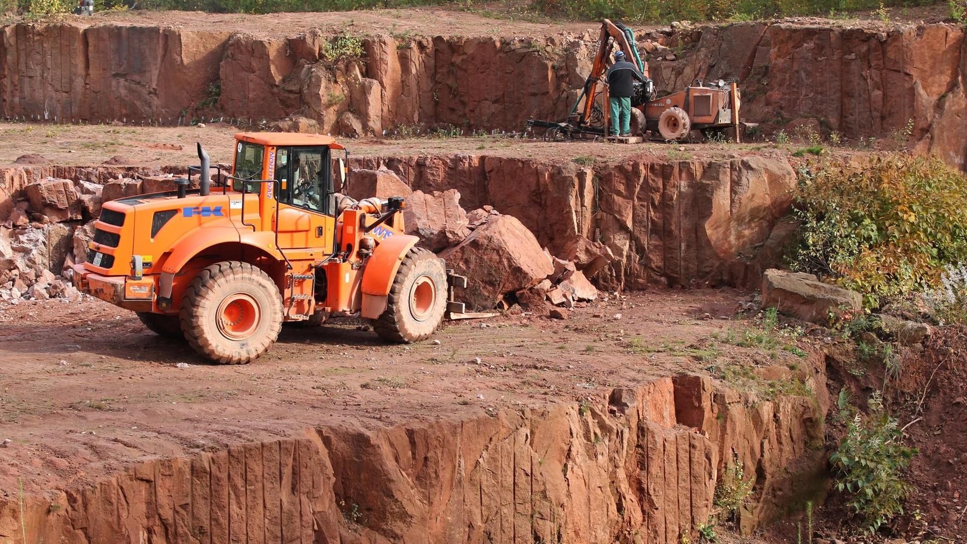 Mit dem Abbruch von Porphyr sind am 26.10.2010 zwei Mitarbeiter in einem Steinbruch bei Rochlitz beschäftigt. Der 280 Millionen Jahre alte Naturstein mit der typischen roten Färbung wird schon seit tausend Jahren als regionaler Baustoff verwendet. Mit dem Abbruch von Porphyr sind am 26.10.2010 zwei Mitarbeiter in einem Steinbruch bei Rochlitz beschäftigt. Der 280 Millionen Jahre alte Naturstein mit der typischen roten Färbung wird schon seit tausend Jahren als regionaler Baustoff verwendet.