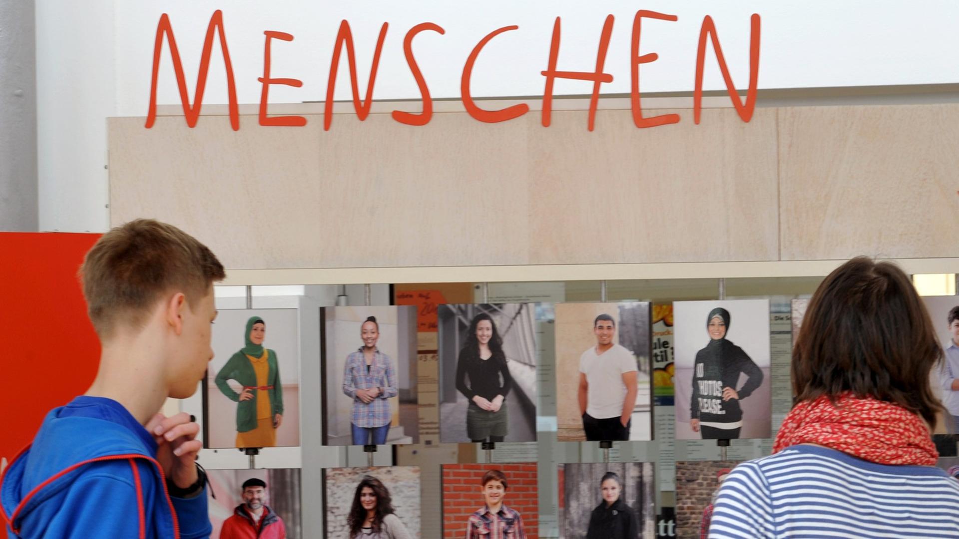 Die ersten Besucher betrachten am 19.03.2015 in Dresden (Sachsen) im Bertolt-Brecht-Gymnasium die neue Ausstellung "Was glaubst du denn?! Muslime in Deutschland". Die interaktive Schau ist ein Wanderprojekt der Bundeszentrale für politische Bildung. Die ersten Besucher betrachten am 19.03.2015 in Dresden (Sachsen) im Bertolt-Brecht-Gymnasium die neue Ausstellung "Was glaubst du denn?! Muslime in Deutschland". Die interaktive Schau ist ein Wanderprojekt der Bundeszentrale für politische Bildung.