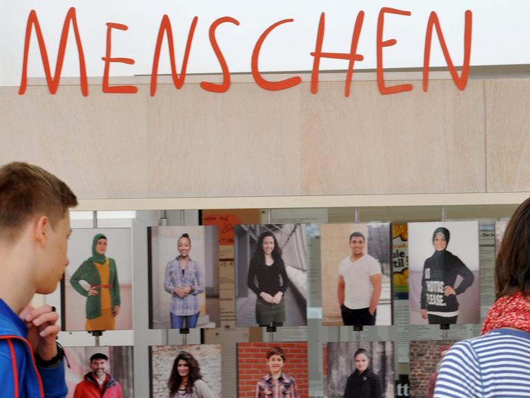 Die ersten Besucher betrachten am 19.03.2015 in Dresden (Sachsen) im Bertolt-Brecht-Gymnasium die neue Ausstellung "Was glaubst du denn?! Muslime in Deutschland". Die interaktive Schau ist ein Wanderprojekt der Bundeszentrale für politische Bildung.