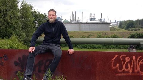 Der Chemikant Bernd Stahl vor der Raffinierie, in der er in Gelsenkirchen arbeitet.