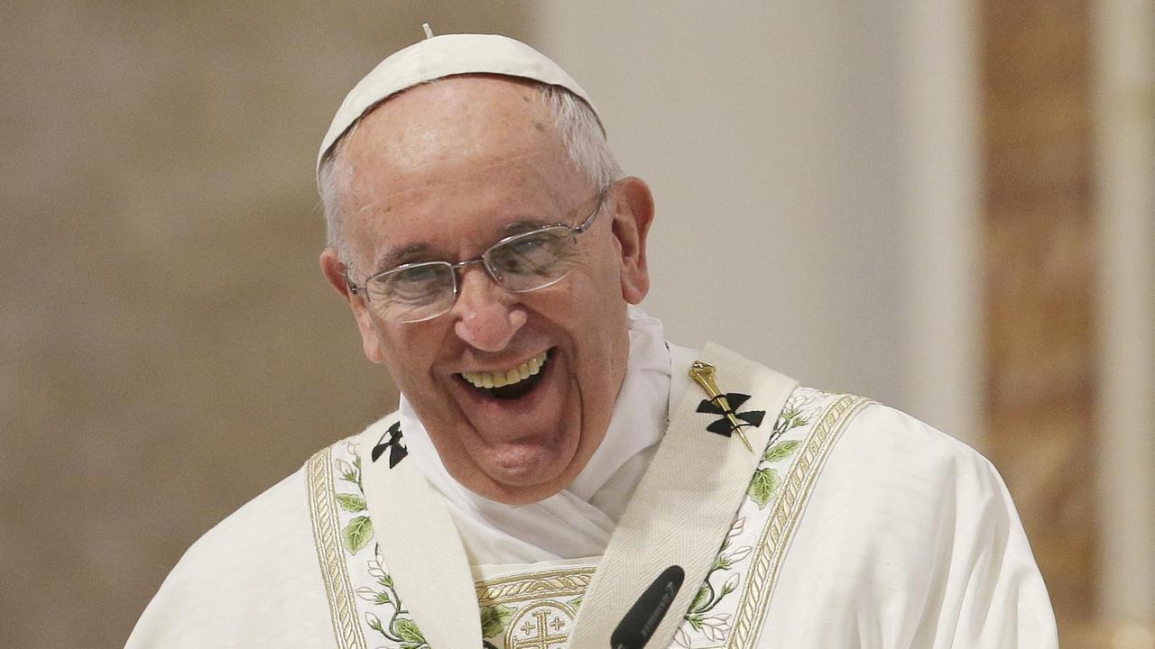 Papst Franziskus lacht während einer Messe im Januar 2015 in Manila herzhaft 
