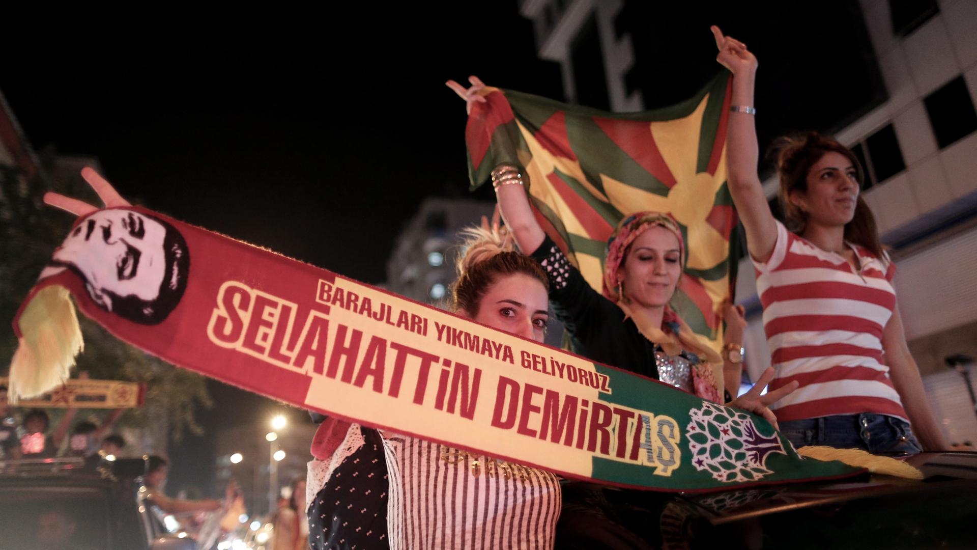 Anhänger des kurdischen Politikers Selahattin Demirtas in Diyarbakir Anhänger des kurdischen Politikers Selahattin Demirtas in Diyarbakir