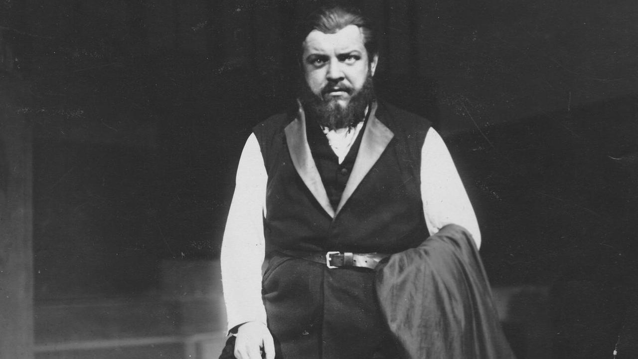 HANDOUT - Heinrich George als Faust an der Volksbühne Berlin (undatiert 1926) am 21.09.2016 im Theatermuseum in Hannover (Niedersachsen). Das Theatermuseum zeigt vom 22.09. bis 11.12.2016 die Ausstellung «Heinrich George. Eine Begegnung» mit teils nie veröffentlichten Dokumenten. Zu sehen sind zahlreiche Fotografien, Dokumente und Objekte aus dem Privatbesitz der Schauspielerfamilie. Foto: Volksbühne Berlin/dpa (zu dpa "Schauspielstar und Nazi-Mitläufer - Schau über Heinrich George" vom 21.09.2016) Achtung Redaktionen: Verwendung nur zu redaktionellen Zwecken im Zusammenhang mit der aktuellen Berichterstattung und bei vollständiger Nennung der Quelle: Volksbühne Berlin/dpa) | HANDOUT - Heinrich George als Faust an der Volksbühne Berlin (undatiert 1926) am 21.09.2016 im Theatermuseum in Hannover (Niedersachsen). Das Theatermuseum zeigt vom 22.09. bis 11.12.2016 die Ausstellung «Heinrich George. Eine Begegnung» mit teils nie veröffentlichten Dokumenten. Zu sehen sind zahlreiche Fotografien, Dokumente und Objekte aus dem Privatbesitz der Schauspielerfamilie. Foto: Volksbühne Berlin/dpa (zu dpa "Schauspielstar und Nazi-Mitläufer - Schau über Heinrich George" vom 21.09.2016) Achtung Redaktionen: Verwendung nur zu redaktionellen Zwecken im Zusammenhang mit der aktuellen Berichterstattung und bei vollständiger Nennung der Quelle: Volksbühne Berlin/dpa) |